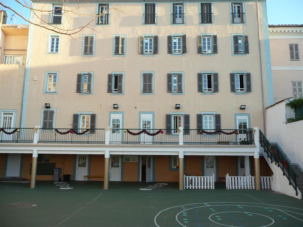 La façade de l’école et sa cour de récréation
